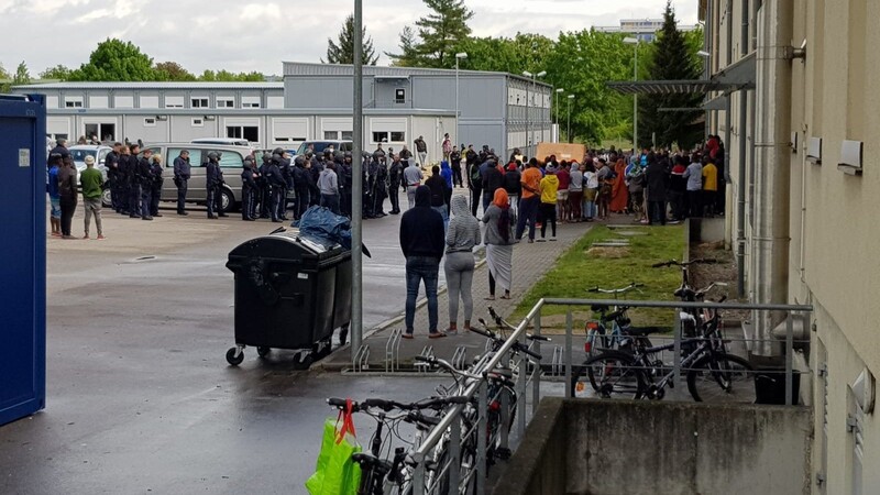 In einer Asylbewerberunterkunft in Regensburg kam es am Samstagvormittag zu teils massiven Ausschreitungen, nachdem dort zuvor der Leichnam einer jungen Frau entdeckt worden war. Auch Polizisten wurden dabei angegriffen.