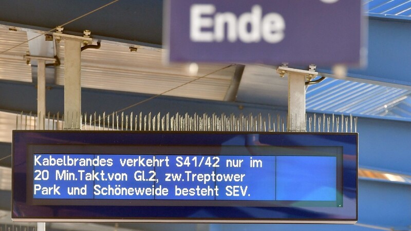 Eine Hinweistafel informiert am 19. Juni in Berlin die Reisenden und Pendler im S-Bahnhof Treptower Park über einen Kabelbrand.