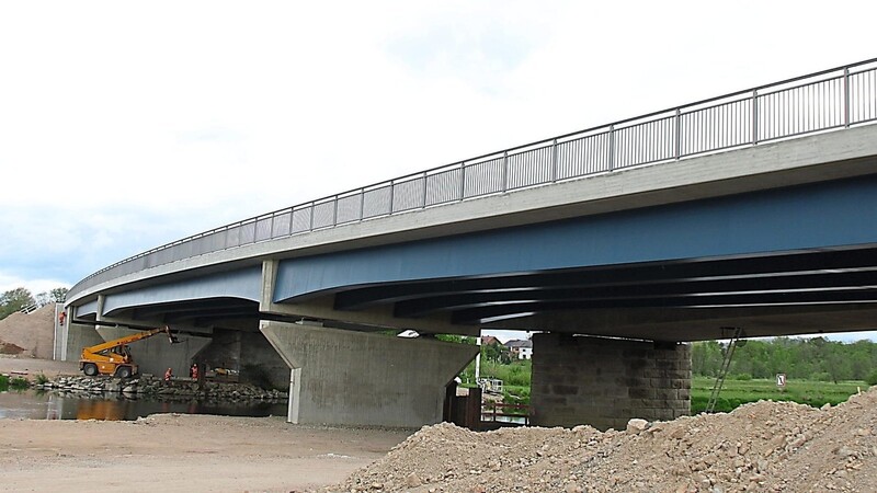 Geht ihrer Vollendung entgegen: die neue Brücke der B 85 über den Regen vor der Abfahrt nach Mitterdorf. Die alte dahinter wird, sobald der Verkehr auf der neuen fließt, abgerissen und ersetzt. Denn künftig geht es vierbahnig über den Fluss.