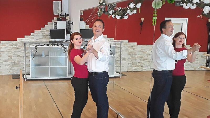 Sind mit ihren Kursen zurück auf dem Tanzparkett: Corinna und Peter Schimkus von der Tanzschule Seidel.