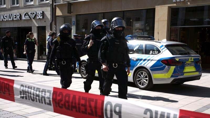 Polizisten sind in der Münchner Innenstadt im Einsatz.