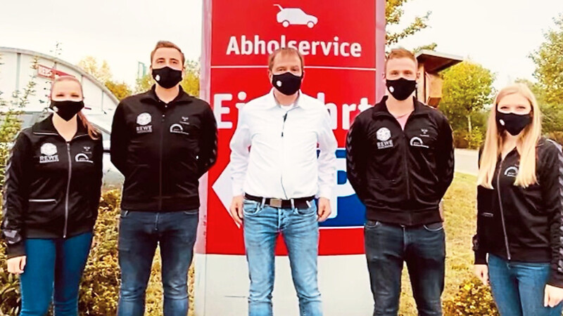 Ronny Haberkorn (Mitte) und eine Delegation der Handballabteilung verstecken ihr breites Grinsen unter den neuen "Handballer-Masken".