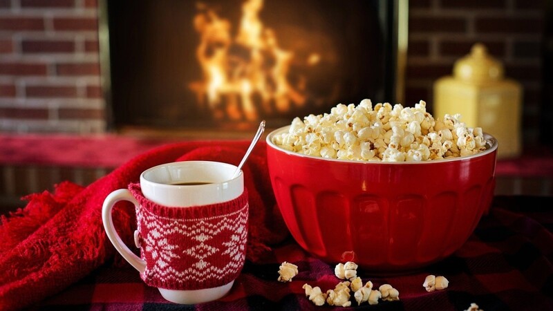 Mach's dir gemütlich! Wir empfehlen Filme und Serien für die Weihnachtsfeiertage.