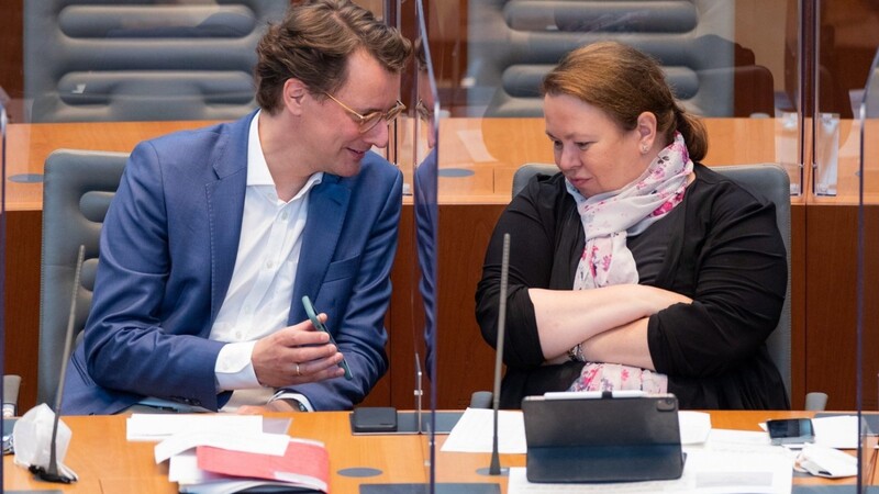 Ministerpräsident Hendrik Wüst hält bislang an Umweltministerin Ursula Heinen-Esser fest.