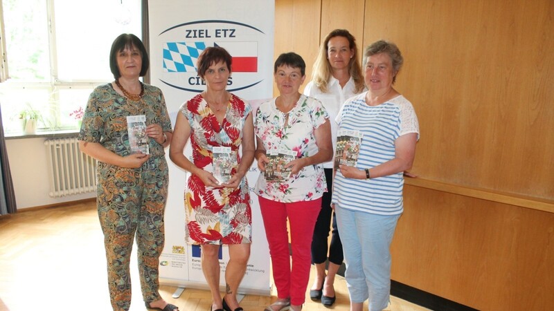 Halten das deutsch-tschechische Genuss-Produkt in den Händen: Anne Baumeister, Petra Meindl, Renate Schedlbauer, Elisabeth Hiltermann und Elisabeth Ruhland (von links) stellen den Flyer "Sommergenuss" vor.