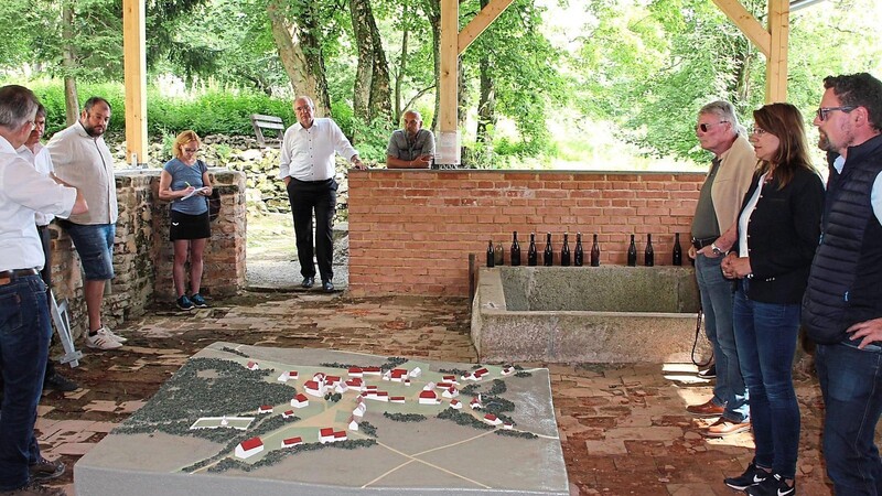 Im Pavillon über dem ehemaligen Brauereigebäude gab Bürgermeister Markus Ackermann Informationen über das einmalige Projekt Grafenried.