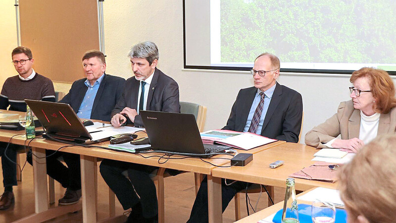 Bürgermeister Sandro Bauer (Dritter von links) erläuterte - flankiert von Josef Beer, Franz Würz, Kämmerer Robert Traxler und Renate Breu (von links) - den Haushaltsentwurf 2020.