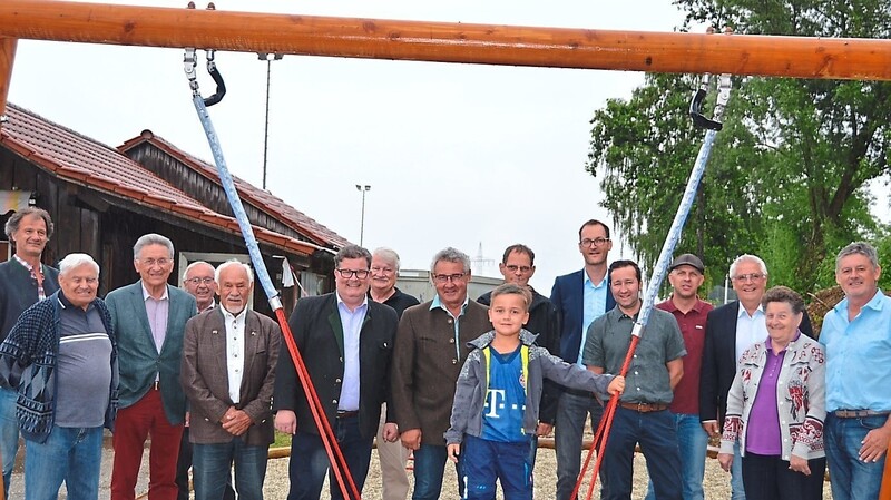 Der SVA-Vorstand, die Ehrenvorsitzenden Neumeier und Limbrunner und Bürgermeister Neubauer lassen sich trotz Regens von Xaver die neuen Spielgeräte vorführen.