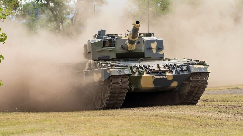 Ein Panzer des Typs Leopard 2 A4 wird zur Demonstration bei der feierlichen Übergabe der ersten vier Panzer an die ungarische Armee gefahren.