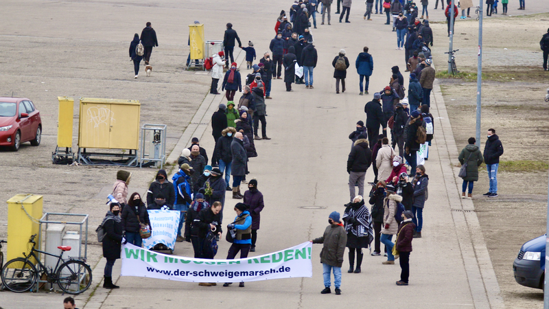Rund 150 Corona-Gegner schritten am Sonntag schweigend und begleitet von einem Großaufgebot der Polizei durch Regensburg.