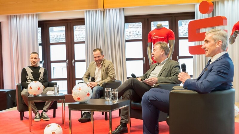 Die beiden Fußballlehrer Sepp Steinberger (links) und Manuel Baum (2. von links) sprachen mit Walter Strohmaier von der Sparkasse (rechts) und Moderator Harald Mitterer über das Thema Fußball.