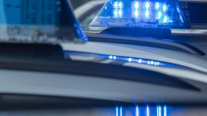 In der Nacht auf Dienstag wurde ein 48-jähriger Mann aus Straubing von der Polizei festgenommen. Er hatte zuvor zwei seiner Ex-Freundinnen in diversen Nachrichten Gewalt angedroht. (Symbolbild)