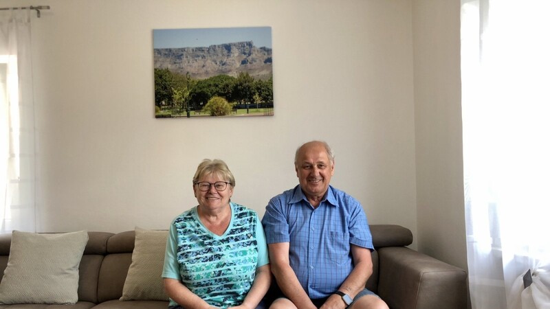 50 Jahre zusammen: Magdalena und Hans Szeghedi, wenige Tage nach einem Namibia-Urlaub. An der Wand hängt ein Foto aus Südafrika.