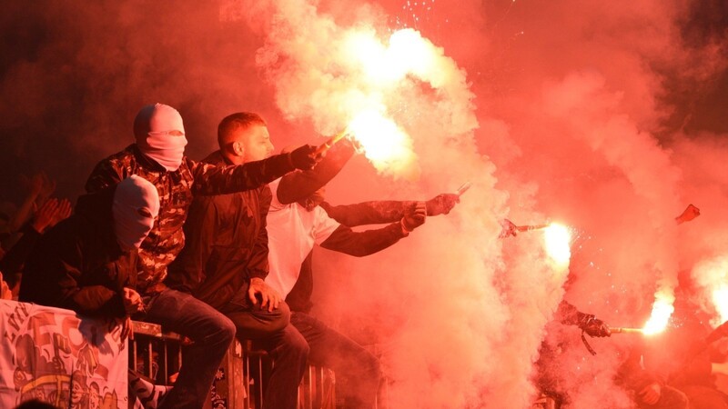 TEIL DER FANKULTUR oder gefährliche Körperverletzung? Pyrotechnik in den Fußballstadien - hier Anhänger des FC St. Pauli - sorgt weiterhin für heftige Debatten.