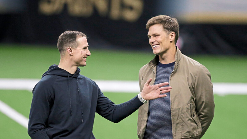 Drew Brees (l.) von den New Orleans Saints spricht nach dem Spiel mit Tom Brady von den Tampa Bay Buccaneers.