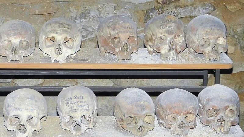 Schädel mit Geschichte in einer Bayerwald-Kapelle, in der sich alles um die Toten dreht.