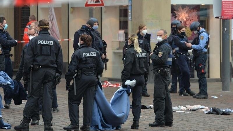 Einsatzkräfte von Polizei sind nahe der Fußgängerzone in Trier im Einsatz, in der ein Auto mehrere Menschen tödlich erfasst hat.