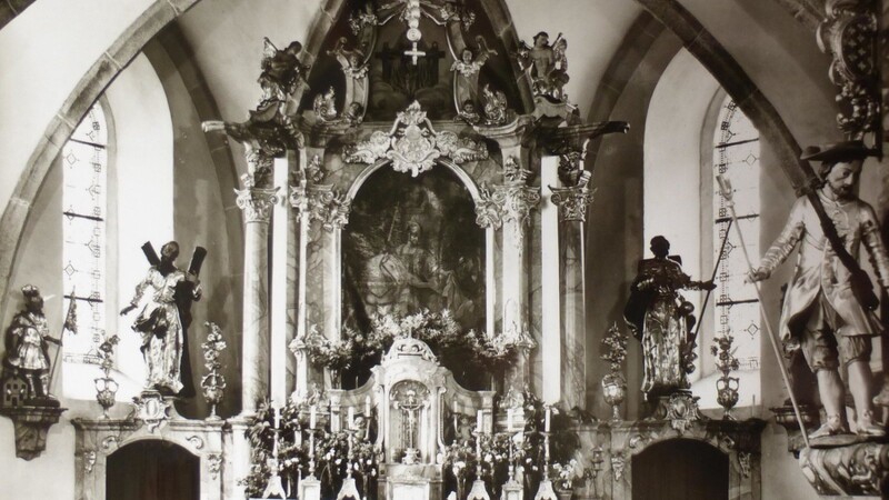 Der heute noch vorhandene Altar in der Pfarrkirche erhielt 1921 eine Renovierung.