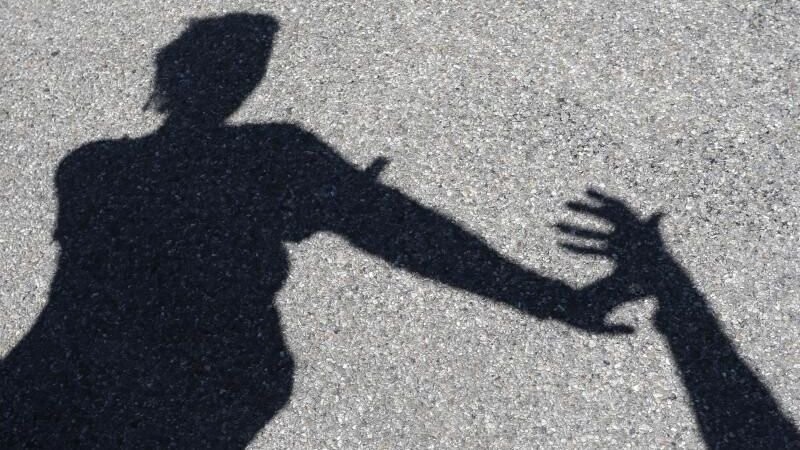 Ein Mann hat in Ramspau eine Frau belästigt (Symbolbild).