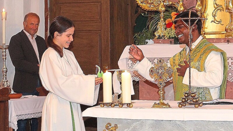 Pater Michael verabschiedete sich von den Ministrantinnen mit einem selbst gebastelten Origami.