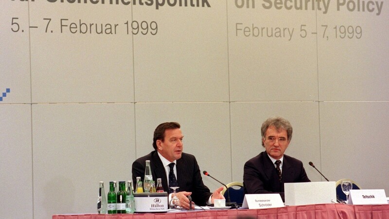 Bundeskanzler Gerhard Schröder (SPD, l.) und Leiter Horst Teltschik bei der Münchner Sicherheitskonferenz im Februar 1999. Damals war die Nato-Osterweiterung noch ein Themenschwerpunkt. Kurz darauf traten Polen, Tschechien und Ungarn der Nato bei. Zu früh, sagt Horst Teltschik heute.