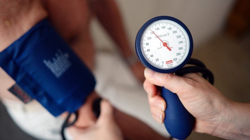 Um herauszufinden, ob man an Bluthochdruck leidet, ist es wichtig, regelmäßig den eigenen Blutdruck messen zu lassen.