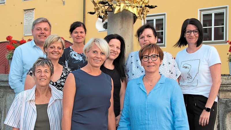 Die Gründungsvorstandsriege der Frauenliste, allen voran Vorsitzende Heike Aichner (rechts vorne).