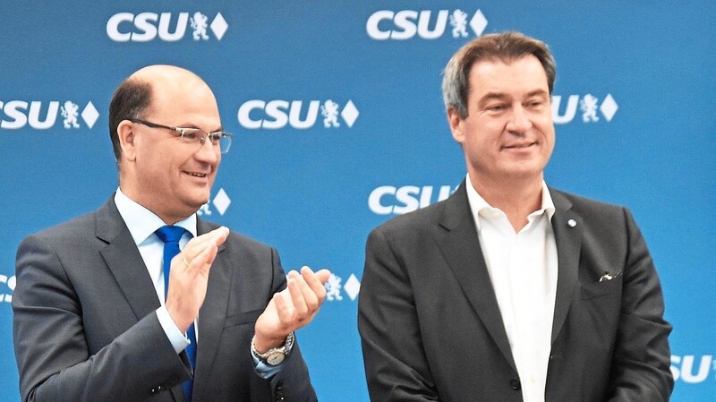 Dank an den europäischen Spitzenkandidaten Manfred Weber: CSU-Vorsitzender Markus Söder (r.) im Schulterschluss mit dem wiedergewählten Oberpfälzer Bezirksvorsitzenden Albert Füracker.
