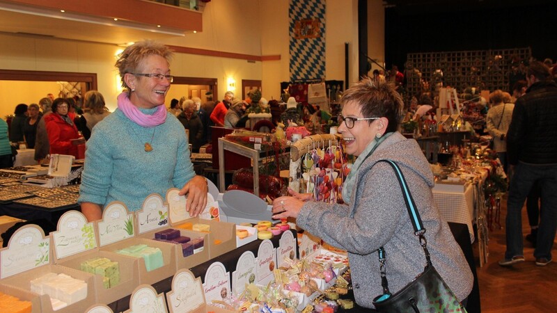 Organisatorin Margret Wölfl bot an ihrem Stand Seife und weitere Produkte aus Schafmilch an.
