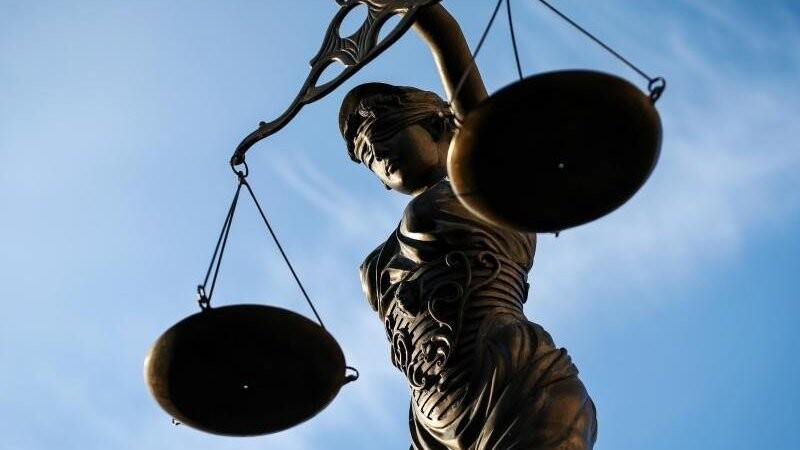 Wegen eines mutmaßlichen sexuellen Übergriffs muss sich ein 27-Jähriger vor Gericht verantworten. (Symbolbild)