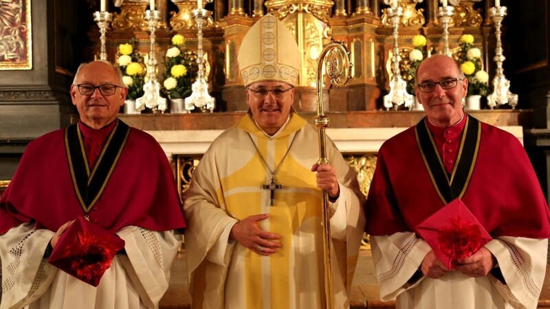 Domdekan Johann Neumüller, der bislang die Aufgaben des Dompropstes in Vertretung ausgeführt hat, Bischof Dr. Rudolf Voderholzer und Prälat Dr. Franz Frühmorgen.