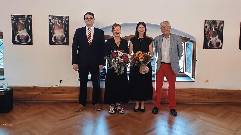 Bei der Ausstellungseröffnung: Bürgermeister Dr. Stefan Spindler, Fürstenkasten-Pächterin Christine Deml, Künstlerin Jessica Heigl und Ernst Walk, der die Einführung übernahm (von links).