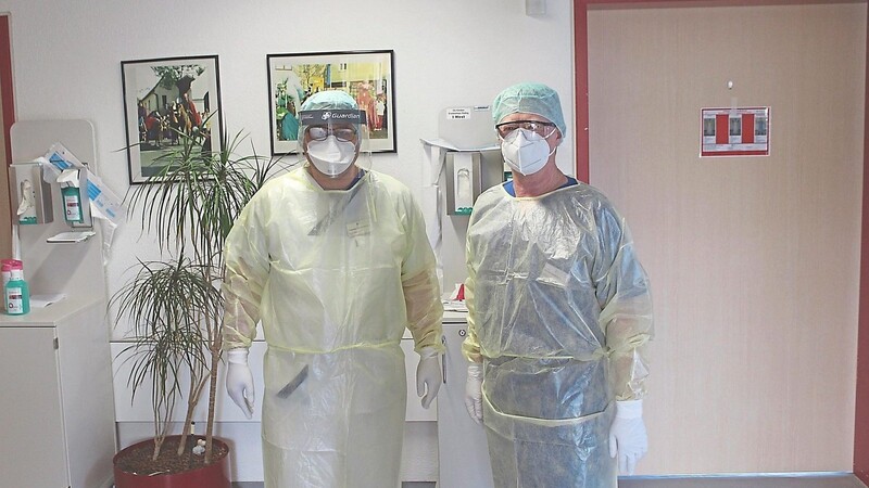 Äußerlich gut geschützt und dazu vierfach geimpft: Für Klinikmitarbeiter wie Dr. Bernd Hardmann (rechts) sind zwei Boosterspritzen empfohlen.