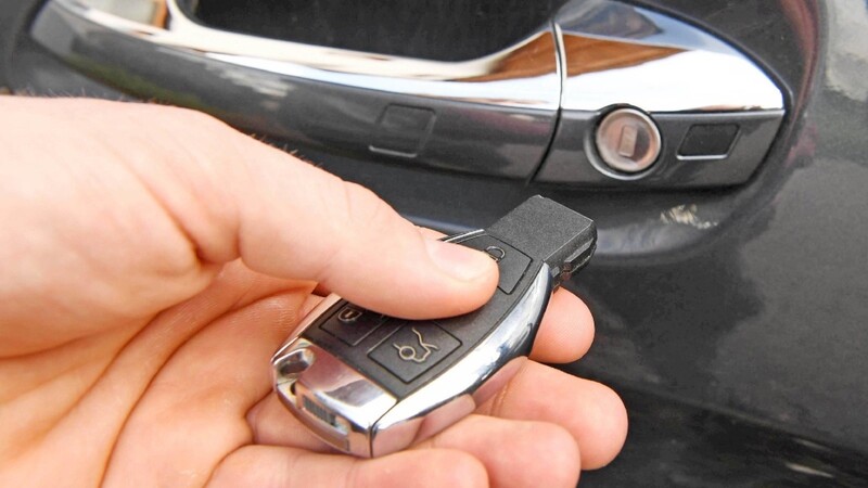 In Mainburg ist ein BMW mit einem Keyless-Go-System geklaut worden. (Symbolbild)