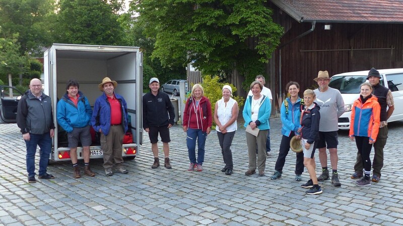 Ganz früh geht es für die Teilnehmer der Diözesanfußwallfahrt nach Altötting vom Schorndorfer Dorfplatz aus mit dem Pilgersegen nach Regensburg zum Auftaktgottesdienst.