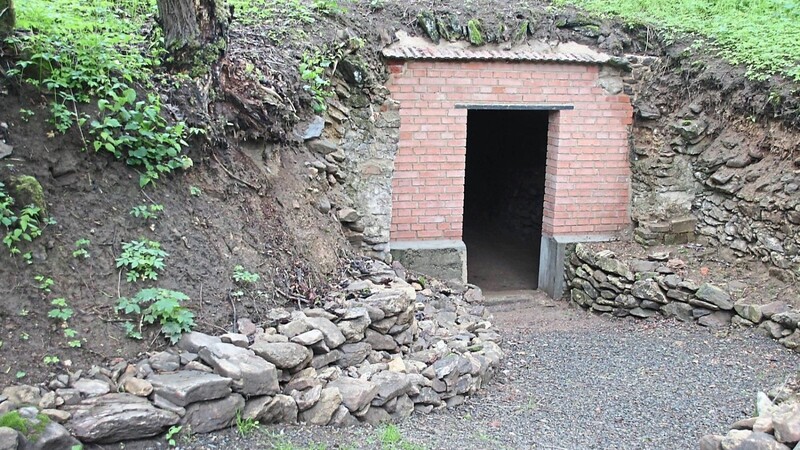 Mit Klinkern wurde der Eingangsbereich dieses Kellers aufgemauert.