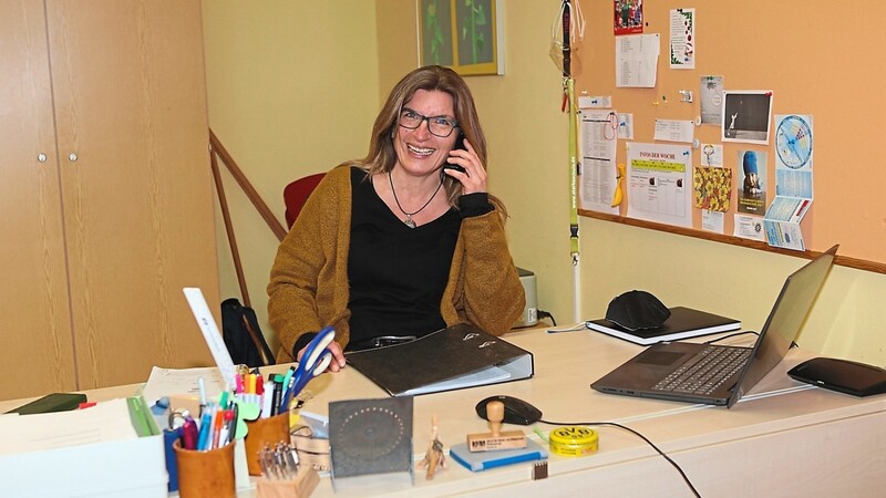 Sozialpädagogin Sabine Daser an ihrem Arbeitsplatz in der Grund- und Mittelschule Pfeffenhausen.