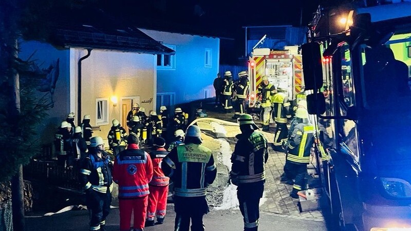 Vier Feuerwehren und der BRK-Rettungsdienst waren am Samstagabend an den Kälberbühlweg in Lixenried gerufen worden.