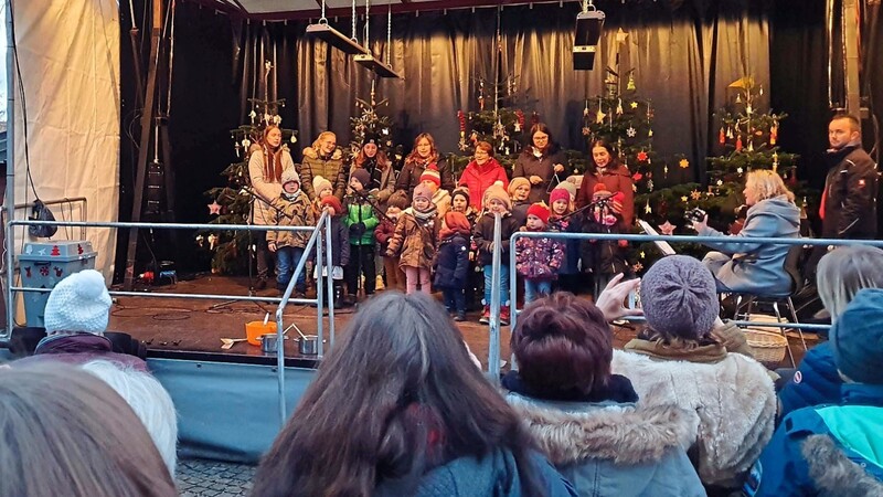Einige Kinder des Kindergartens Sankt Martin standen auf der Bühne und sangen für die Besucher.