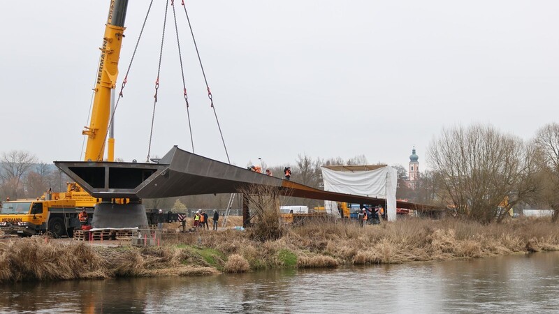 Ein 250-Tonnen-Kran manövrierte das dritte Brückenbauteil auf der Rodinger Regenseite an den dafür vorgesehenen Platz.