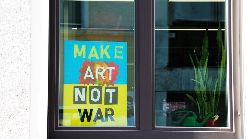 "Make Art Not War" Im Fenster der Redaktion Freistunde