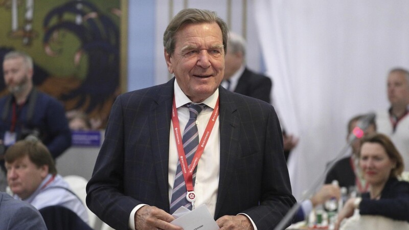 Gerhard Schröder am Freitag in Sankt Petersburg: Der Altkanzler zählt zu den wichtigsten Unterstützern der umstrittenen Ostsee-Pipeline Nord Stream 2.