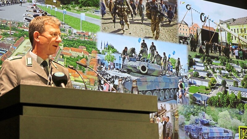 Oberst Björn Schulz hält die Neujahrsansprache im Namen der Panzerbrigade 12.