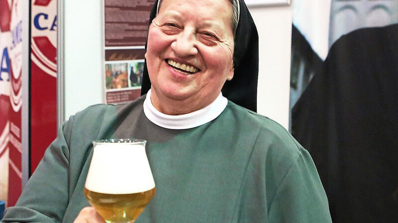Schwester Doris, Braumeisterin der Klosterbrauerei Mallersdorf, auf der Craftbeer Messe 2018 in Landshut. Auch wenn sie ihren Humor nicht verloren hat, gibt es dieser Tage doch weniger zu lachen für die Brauer in der Region. Auch das Klosterbier in Mallersdorf wird teurer werden.