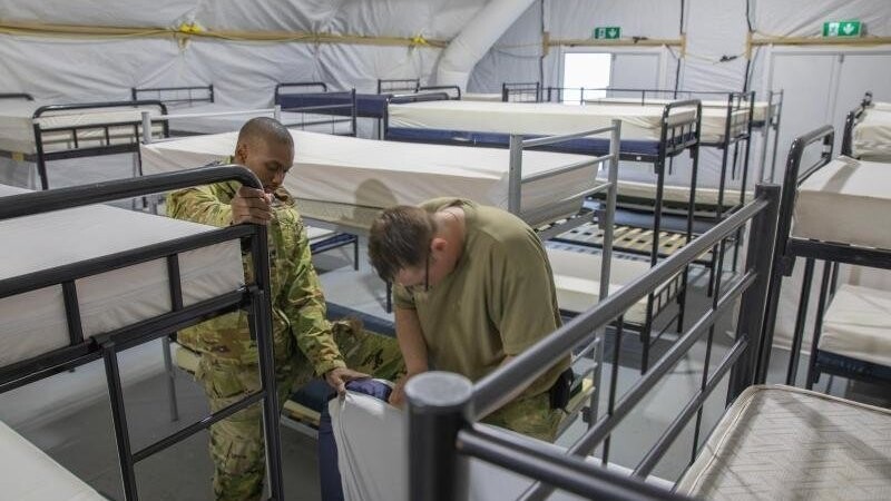 U.S.-Soldaten bauen während der Vorbereitungen zur Unterbringung afghanischer Flüchtlinge Kojen auf.