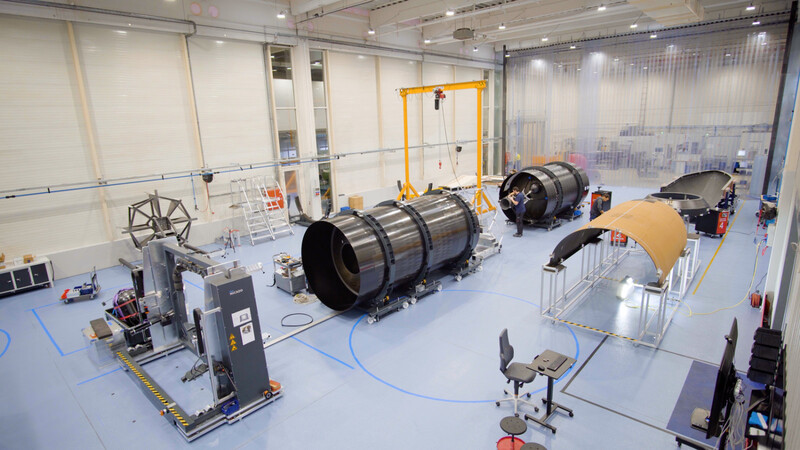 So sehen Raketenteile aus, die Isar Aerospace gerade entwickelt. Im Bild sind Treibstofftanks zu sehen, an denen getüftelt wird.