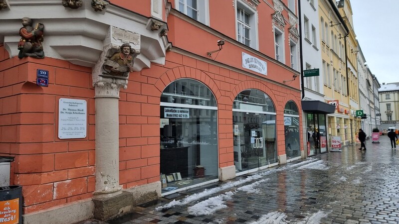 Was wird aus der Ladenfläche der Familie Hiedl am Ludwigsplatz, nachdem der Hausflohmarkt beendet wurde?