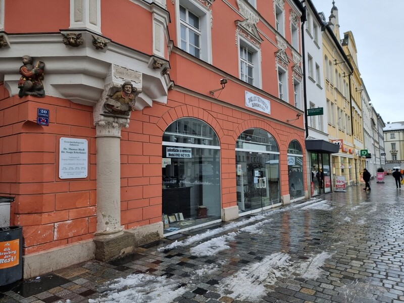 Was wird aus der Ladenfläche der Familie Hiedl am Ludwigsplatz, nachdem der Hausflohmarkt beendet wurde? 