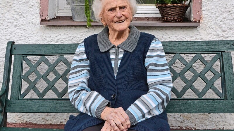 Helene Bach genießt kurz vor ihrem 101. Geburtstag die ersten warmen Sonnenstrahlen auf der Bank vor dem Haus und freut sich auf ein schönes Frühjahr und über mehr soziale Kontakte im Freien.