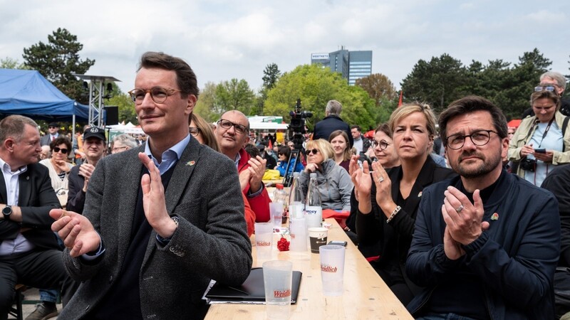 Bislang sieht es nach einem Kopf-an-Kopf-Rennen zwischen Heinrich Wüst und Thomas Kutschaty aus: Der jüngsten Insa-Umfrage zufolge führt die CDU mit 31 Prozent, die SPD folgt ihr mit 29 Prozent.